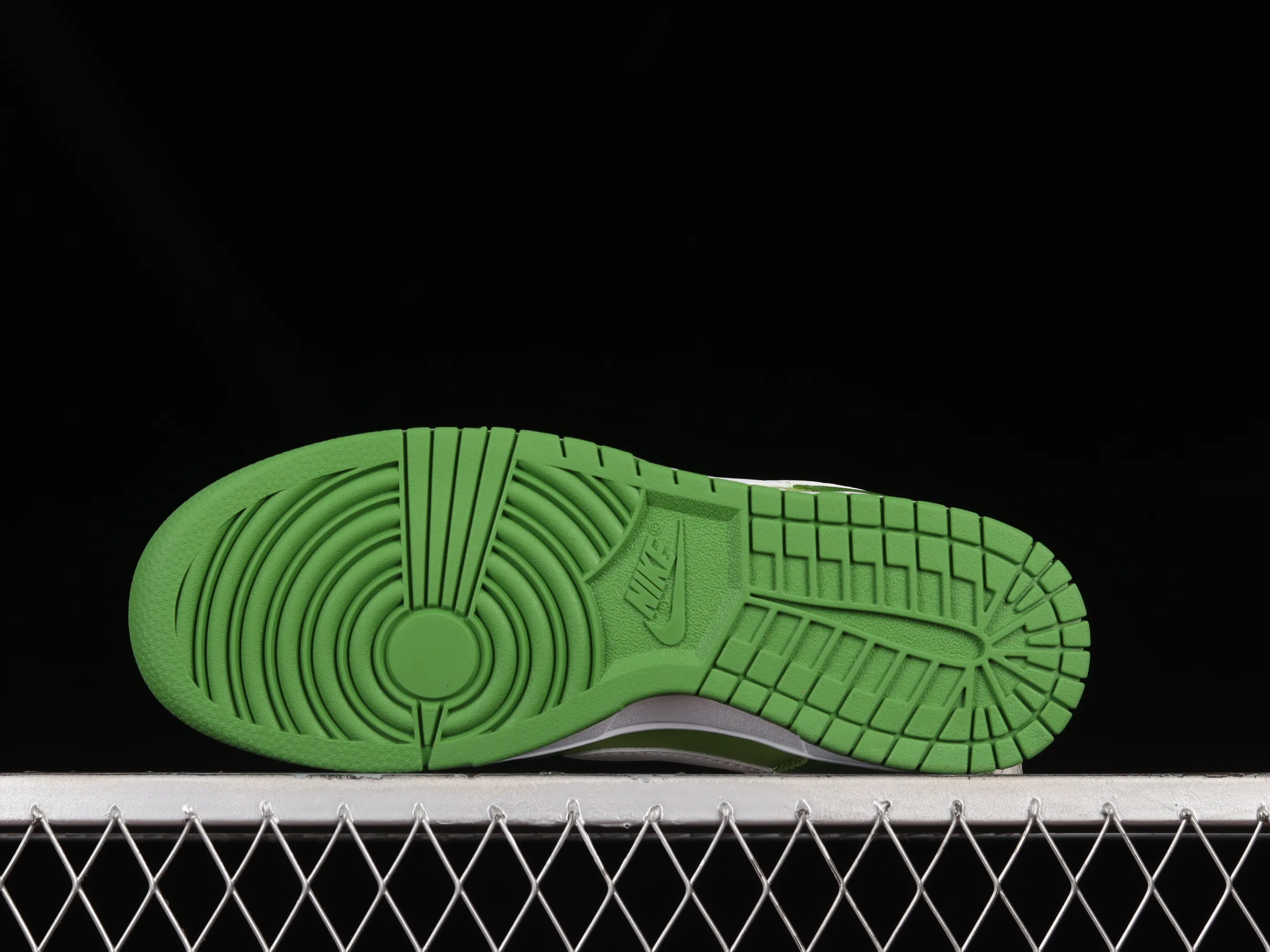 All categories Nk SB Dunk Series Nk SB Dunk Low low-top sneakers F version Nk SB Dunk Low "Green White" SB Dunk Series low-top casual sports skateboard shoes DJ6188-300